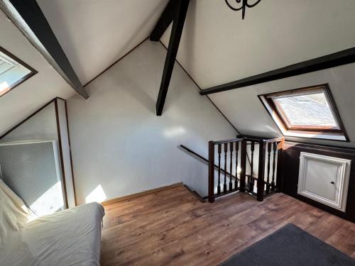 una camera mansardata con scala e finestra di Le cottage des remparts Le triplex a Boulogne-sur-Mer