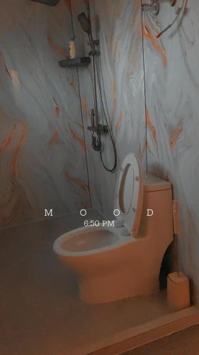 a bathroom with a toilet and a shower at Sfparadise in Salalah