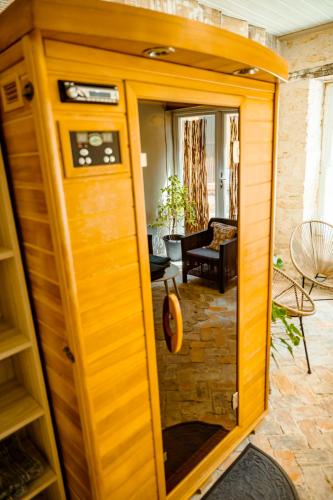 une chambre avec une porte s'ouvrant sur un salon dans l'établissement Manoir le Mingreaud-Bungalows, à Sainte-Gemme-la-Plaine