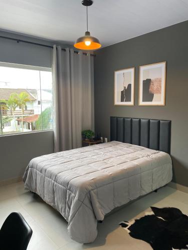 Ένα ή περισσότερα κρεβάτια σε δωμάτιο στο Loft Studio 302 em São José à 7km de Floripa