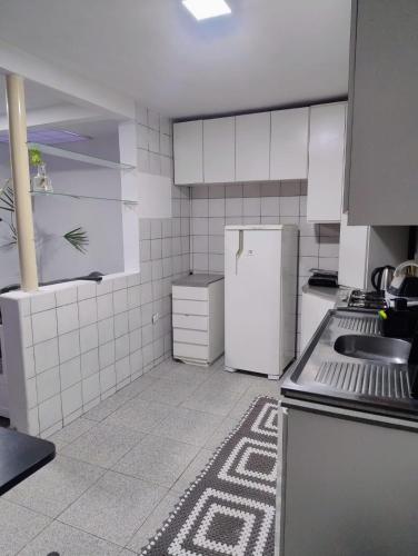 Dapur atau dapur kecil di Casa em rua de comércio em Ctba