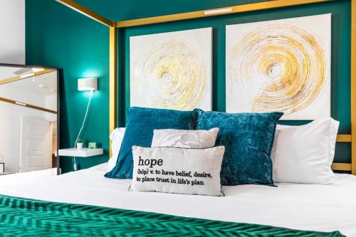 a bedroom with a large bed with blue walls at Modern 2br Pet-friendly Wd Pool&gym Utsa in San Antonio