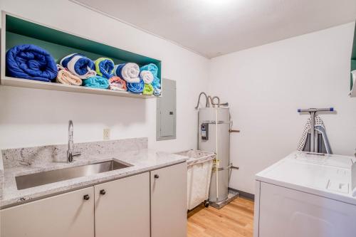 Η κουζίνα ή μικρή κουζίνα στο The NeahKahNie House - Meredith Lodging