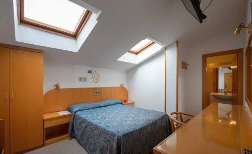 CrespellanoにあるHotel Garden Bolognaのベッドと窓のある小さな寝室