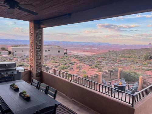 balcone con tavolo e vista sul deserto di The Cliff Dweller - Peaceful Escape 50-mile Views a Page