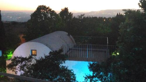 une maison en forme de dôme avec une piscine en face de celle-ci dans l'établissement Stav Bagolan, à Ani'am