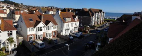 ペイントンにあるPreston Beach Houseの家屋と海の空の景色