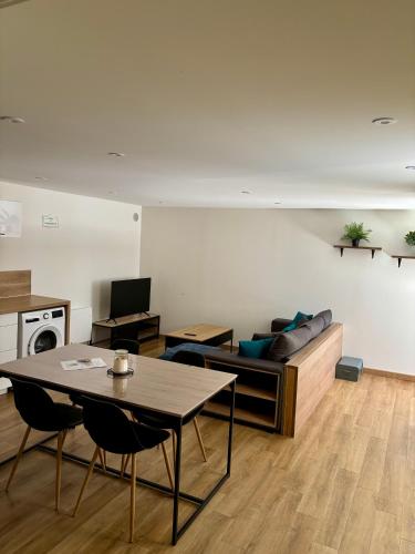 un salon avec une table et un canapé dans l'établissement Appartement plein coeur village, à Étoile-sur-Rhône