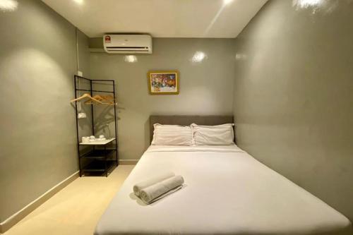 クアラルンプールにあるHotel Dlima House Bukit Bintangの部屋にある大きな白いベッドのある寝室