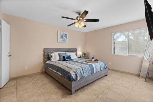 ein Schlafzimmer mit einem Bett mit Deckenventilator in der Unterkunft Central East Valley | Community Pool | Specials! in Mesa