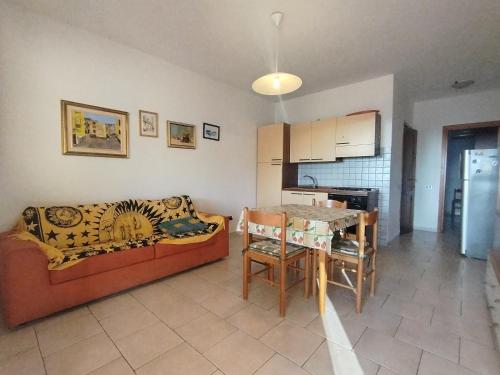 a living room with a couch and a table at Appartamento Sterlizia in Porto Alabe