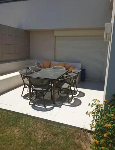 Патио или другая зона на открытом воздухе в Hacienda Bay-Spacious 3BR Chalet With Garden - North Coast