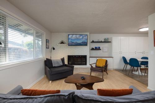 TV a/nebo společenská místnost v ubytování 10min to Downtown Bend - Chic 2BDR