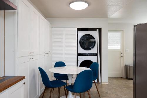 Kuchyň nebo kuchyňský kout v ubytování 10min to Downtown Bend - Chic 2BDR