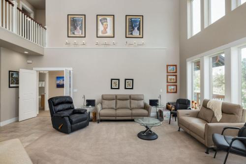 Χώρος καθιστικού στο 6BR - 6 King Beds - EV - 10min Downtown