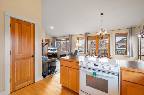 Dapur atau dapur kecil di Walk to Downtown Sisters - 2BDR - Perfect Location