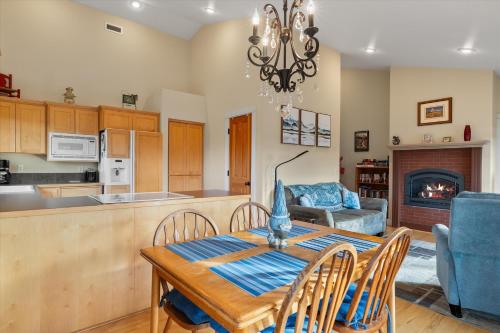 Dapur atau dapur kecil di Walk to Downtown Sisters - 2BDR - Perfect Location