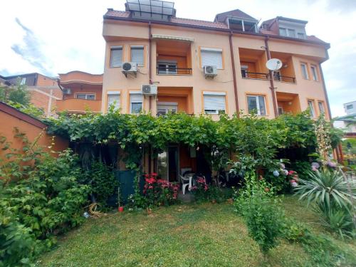 un edificio con un mazzo di fiori di fronte di Ana Apartment a Ohrid
