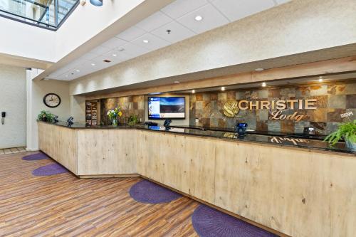 a christmas lobby of a christmas lounge at The Christie Lodge – All Suite Property Vail Valley/Beaver Creek in Avon