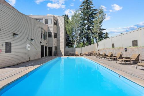 a swimming pool in front of a building at The Christie Lodge – All Suite Property Vail Valley/Beaver Creek in Avon