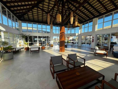 バイシオにあるBeach house - secured, beach access, sea view, best locationの建物内の椅子とテーブルのあるロビー