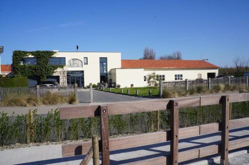 オーステンデにあるB&B Oesterhoeveの建物前の木塀