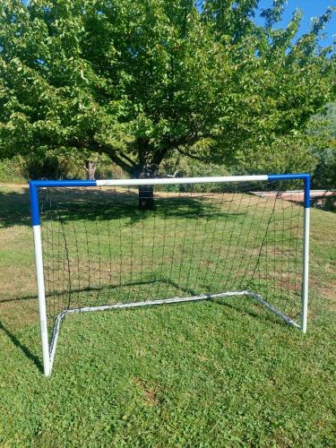 a volleyball net on the grass in a park at Puente Canto de Gredos in Arenas de San Pedro