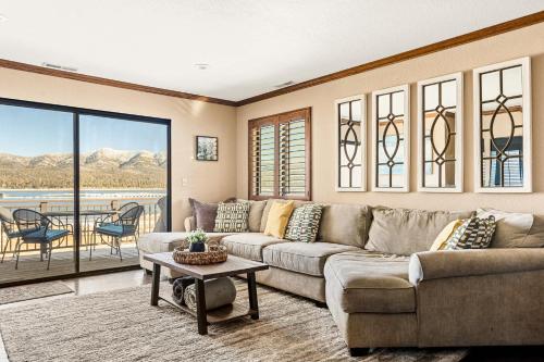 Χώρος καθιστικού στο The Adler's Nest - Lakefront with Pool Spa and Summer Dock