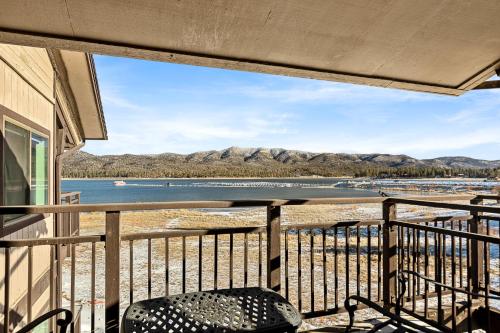 Un balcón con vista al agua y a las montañas. en The Adler's Nest - Lakefront with Pool Spa and Summer Dock, en Big Bear Lake