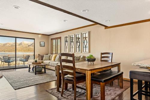 Χώρος καθιστικού στο The Adler's Nest - Lakefront with Pool Spa and Summer Dock