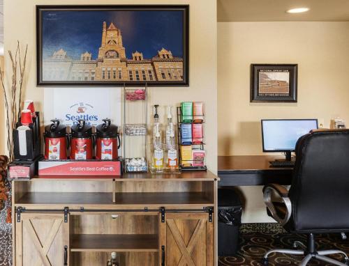an office cubicle with a desk with a computer at Cobblestone Hotel & Suites - Knoxville in Knoxville