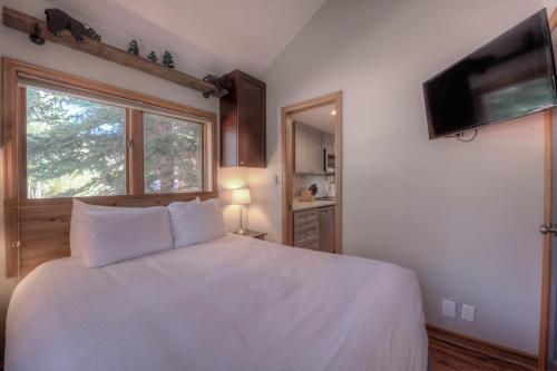 une chambre avec un lit blanc et une fenêtre dans l'établissement Perfect Getaway Cabin with Nearby Hike&Bike Trails, à Breckenridge
