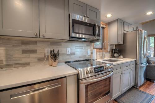 une cuisine avec des armoires blanches et des appareils en acier inoxydable dans l'établissement Perfect Getaway Cabin with Nearby Hike&Bike Trails, à Breckenridge