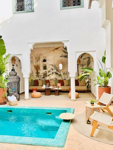 una villa con piscina y sala de estar en Riad Baba Ali & Spa, en Marrakech