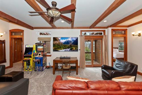 un salon avec un canapé et un ventilateur de plafond dans l'établissement Matternhorn Peak Lodge - For 10, à Lake Arrowhead