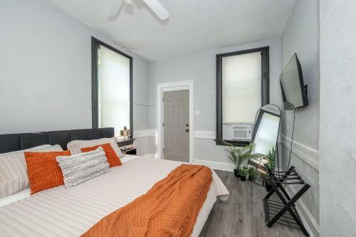 een slaapkamer met een bed en een flatscreen-tv bij Chic Modern Gem with Style in Cincinnati
