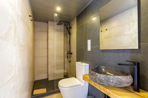 ein Badezimmer mit Waschbecken und Toilette in der Unterkunft Stay Unique Apartments Plaza del Marqués in Málaga