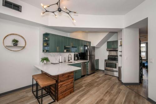 Η κουζίνα ή μικρή κουζίνα στο Mansfield Retreat - A Chic Downtown Experience