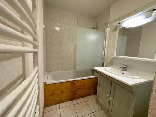 une salle de bain avec une baignoire et un lavabo et une baignoire dans l'établissement Appartement 8-10 pers, balcons, proche commerces, pied des pistes - Reberty 1850, Les Ménuires - FR-1-452-92, aux Menuires
