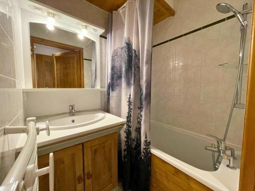 une salle de bain avec un lavabo et un rideau de douche dans l'établissement Charmant appartement pour 6 pers. - ski aux pieds - Les Ménuires - FR-1-452-107, aux Menuires