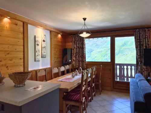 une salle à manger avec une table et des chaises et une fenêtre dans l'établissement Les Menuires : Duplex 4 Pièces 8/10 pers, Wifi, Casier à Skis - FR-1-452-83, aux Menuires