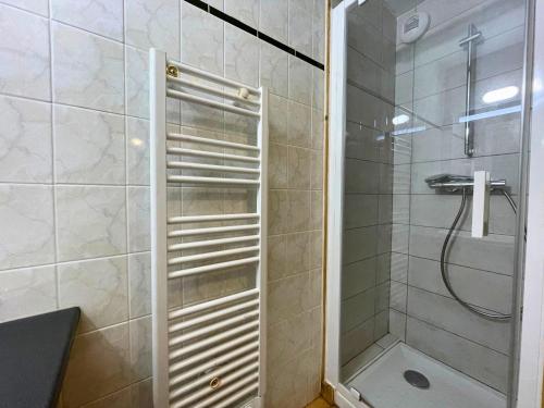 une douche avec une porte vitrée dans une salle de bain dans l'établissement Appartement lumineux 6 pers, ski aux pieds, balcon sud-ouest, Les Menuires, 3 flocons 
