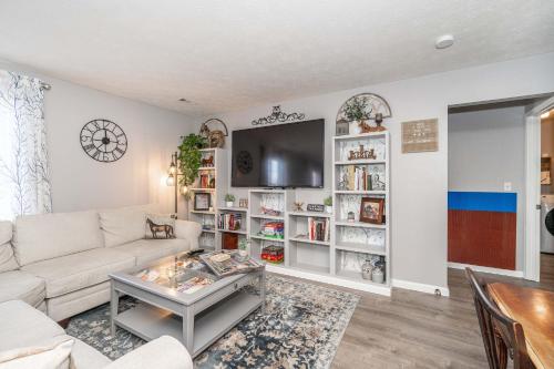 a living room with a couch and a tv at Arkstone Retreat 3 in Williamstown