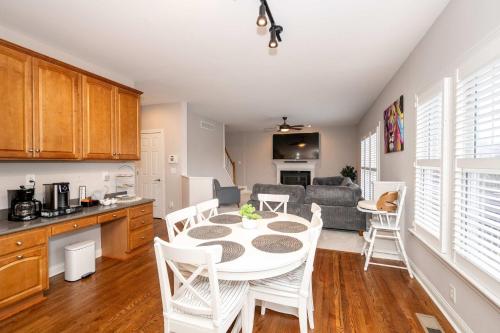 Kuchyň nebo kuchyňský kout v ubytování Mason Oasis 5 BDR Home Sweet Home Family-Friendly