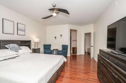 a bedroom with a bed and a flat screen tv at Urban Escape in Cincinnati