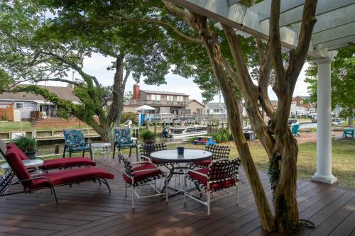 Taman di luar Bayfront to Beach Beauty - Access to bay