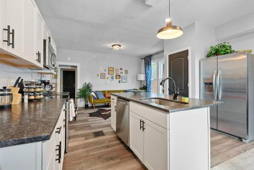 Kuchyň nebo kuchyňský kout v ubytování Merion Village Residences Suites