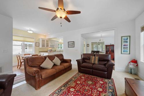 Χώρος καθιστικού στο Classic Charm on Ashland - For 8