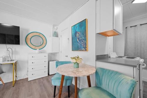 Kuchyň nebo kuchyňský kout v ubytování Chic City Retreat 93A