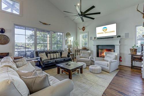 a living room filled with furniture and a fireplace at Immaculate Waterfront Family Home for 16 w Private Dock in Kingsland